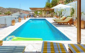 Archondia House - Holiday Apartments With Pool